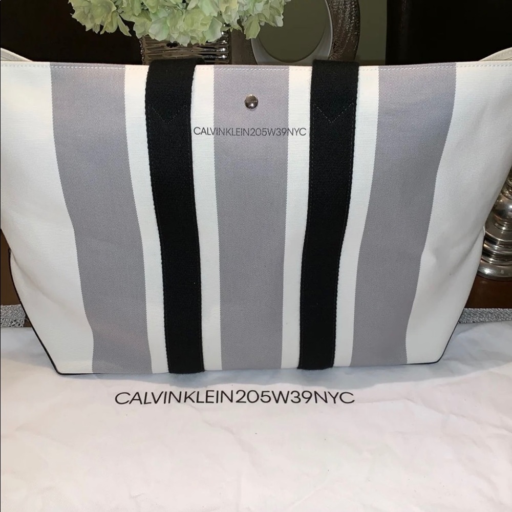 CALVIN KLEIN 205W39NYC's east/west tote